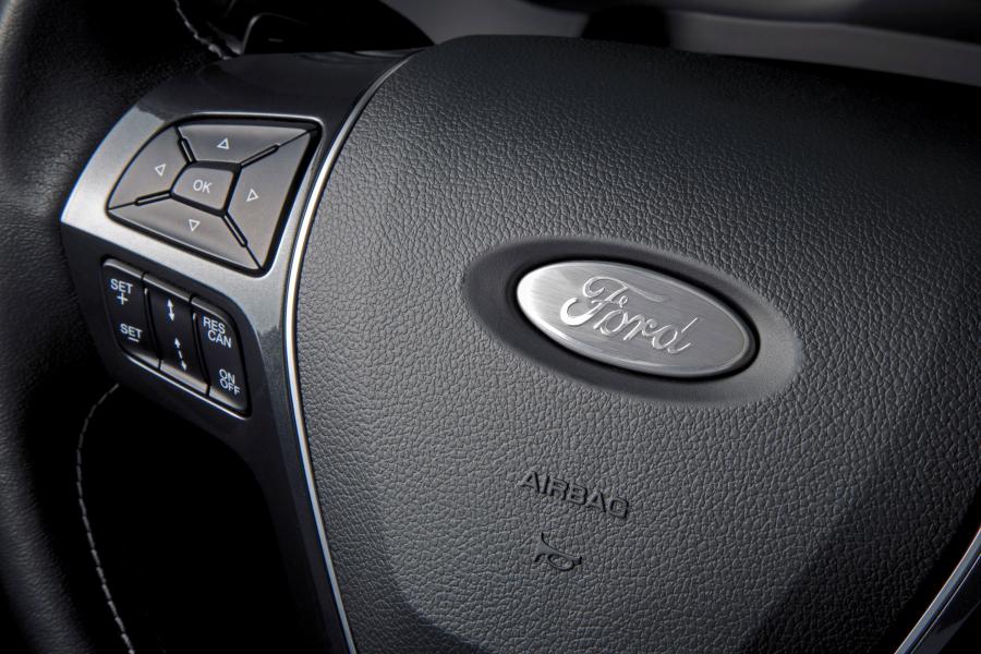  Ford Explorer Platinum 2015 года  (фото 21 из 33)